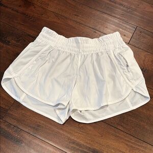 Lululemon - Tracker Short V - Size 8